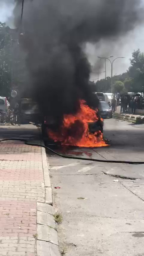 İstanbul'da aracı bir anda alevler içinde kaldı: Hiç üzülmedim - Resim: 0