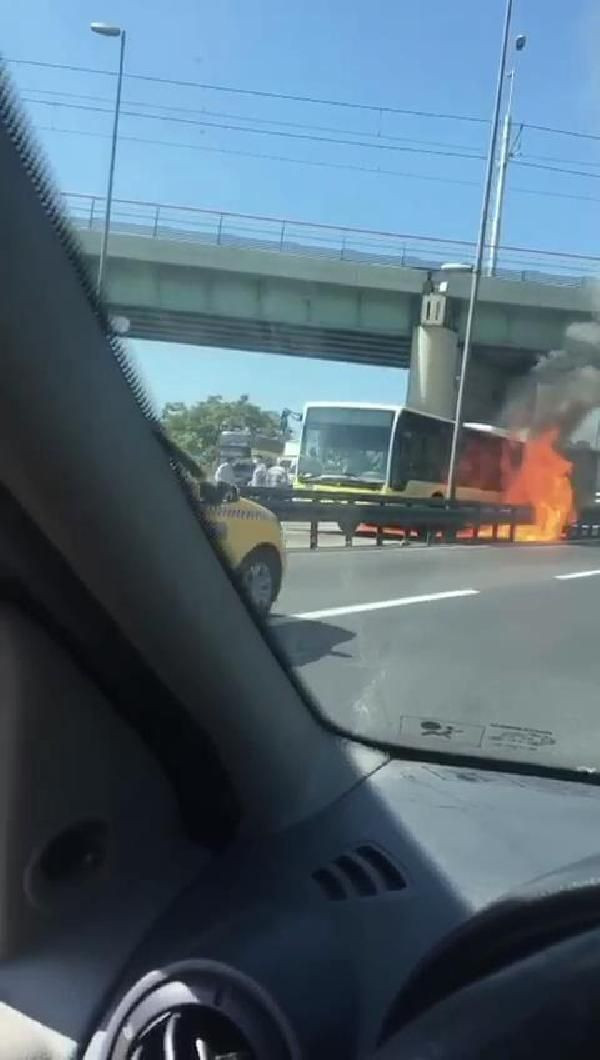 Zeytinburnu'nda metrobüs alev alev yandı feci görüntüler - Resim: 4