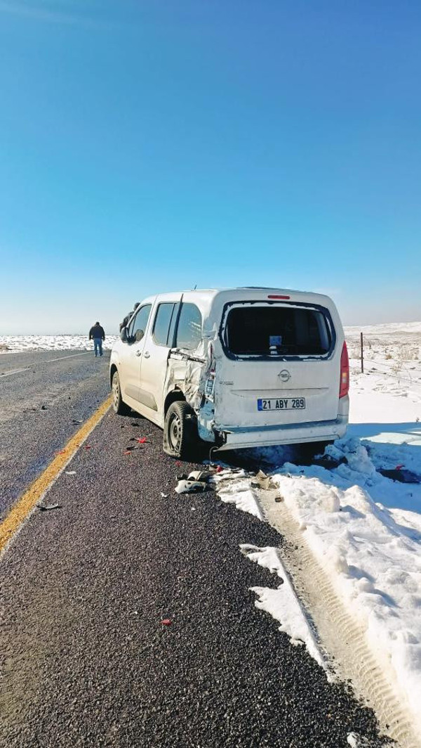 Diyarbakır'da hatalı sollama zincirleme kaza getirdi! 3 araç birbirine girdi - Resim: 0