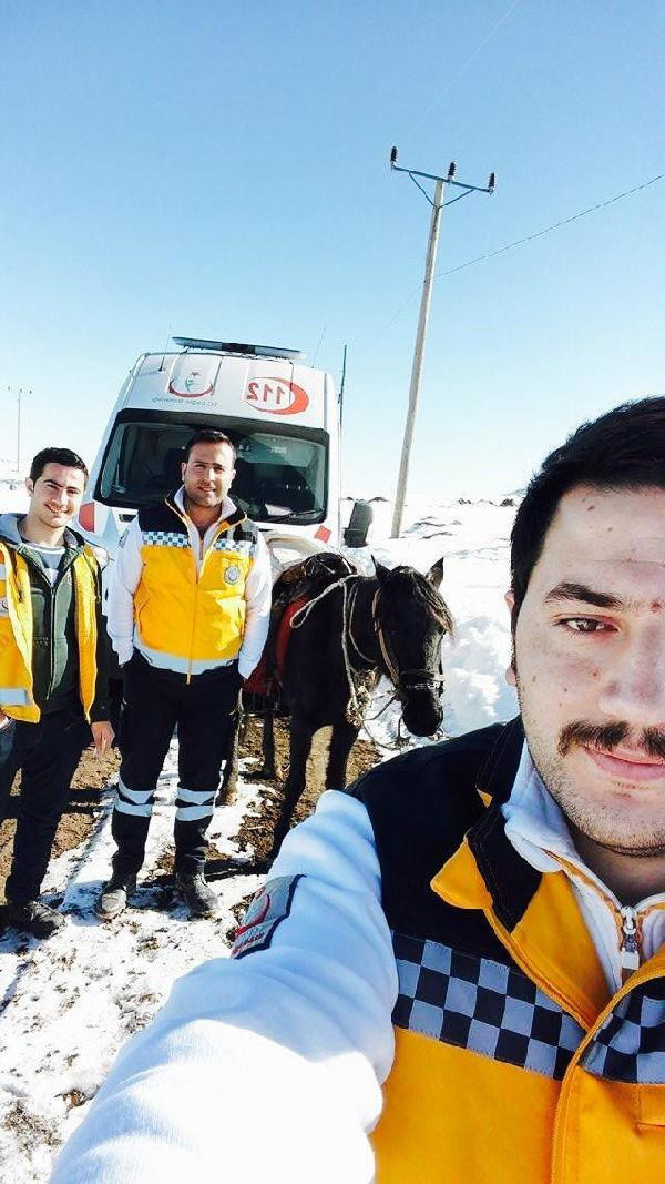 Erzurum'da sağlık ekibi, atla geldikleri köydeki hastayı kızakla götürdü - Resim: 1