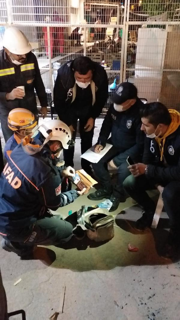 Polise teslim edildi! İzmir'de enkazda bulunan çantadan borç listesi ve para çıktı - Resim: 0