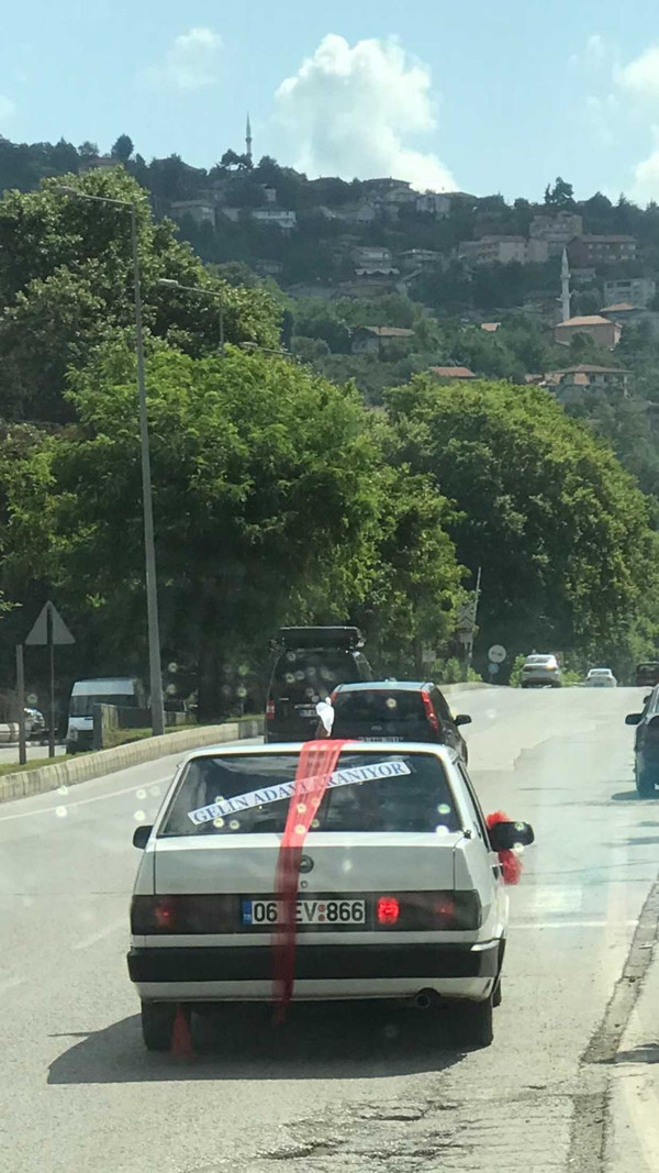 Zonguldak'ta aracın arka camındaki yazıyı görenler şaşkına döndü - Resim: 0