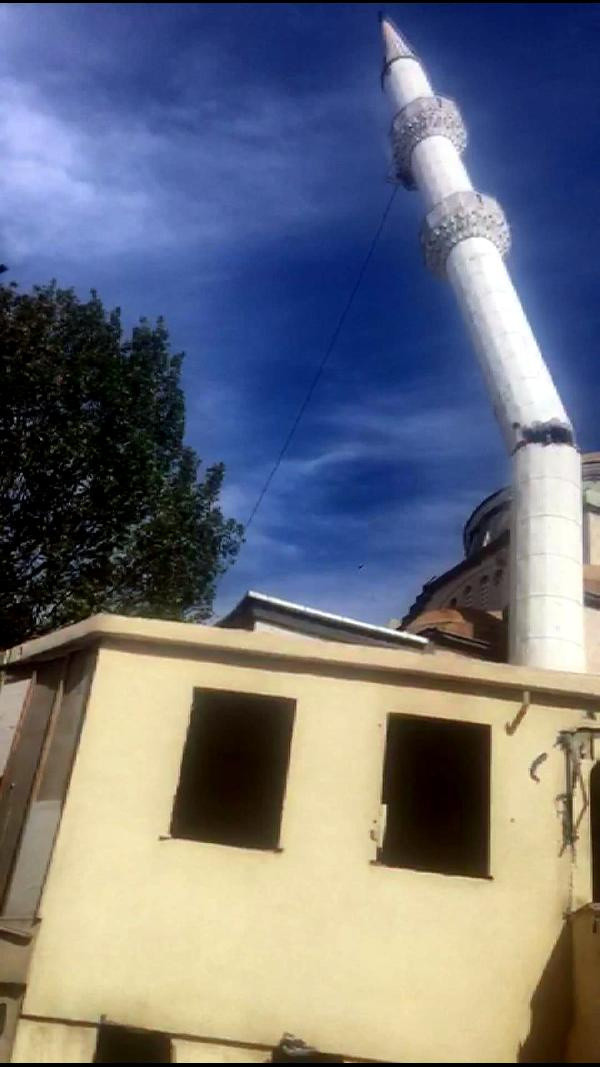 Küçükçekmece'de yenilenecek caminin minaresi yıkıldı - Resim: 0