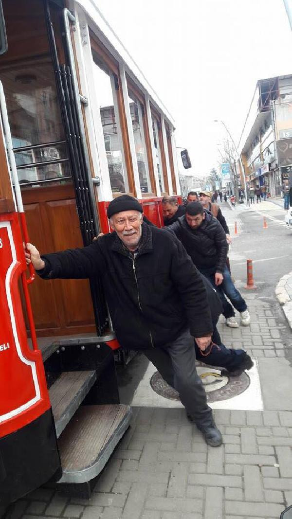 Nostaljik tramvay arıza yaptı vatandaş iterek götürdü! - Resim: 3
