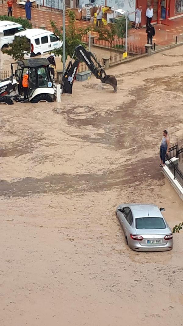 Bilecik'te sel suları bahçe duvarını yıktı - Resim: 3