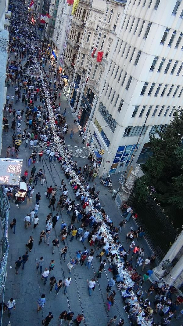 Taksim böyle iftar sofrası görmedi - Resim: 2