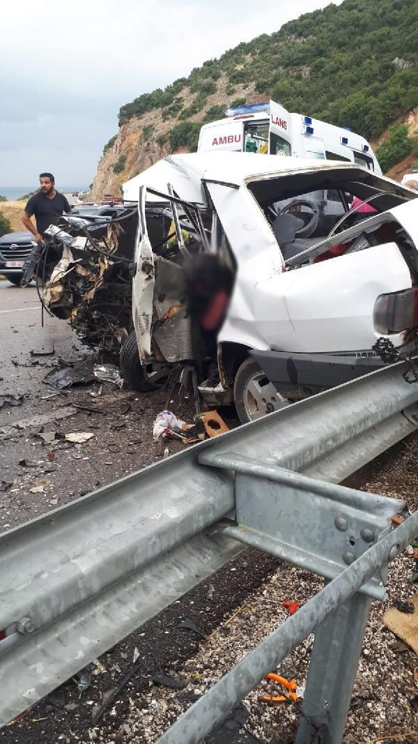 Isparta'da cip ile otomobil çarpıştı: 3 ölü, 1 yaralı - Resim: 1