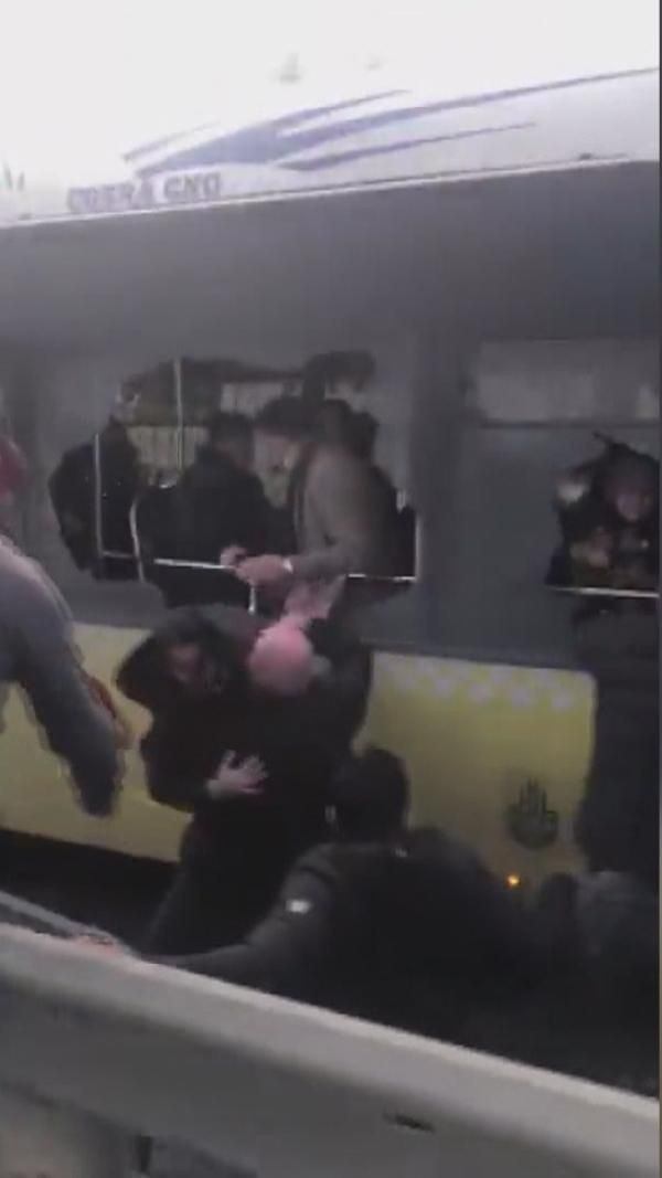 İstanbul'da İETT otobüsü yoldan çıktı! Camları kırarak kurtarıldılar - Resim: 4