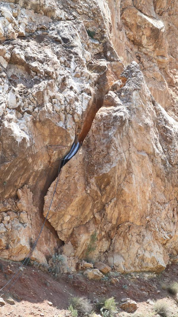 Burdur'da son çare yastık oldu! 150 tonluk kayanın içine konuldu - Resim: 0