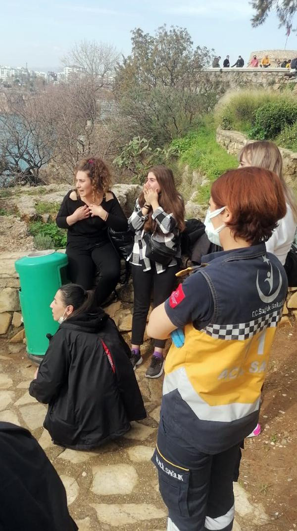 Antalya'da şoke eden olay! Dinlenmek için oturduğu surdan düşüp öldü - Resim: 0