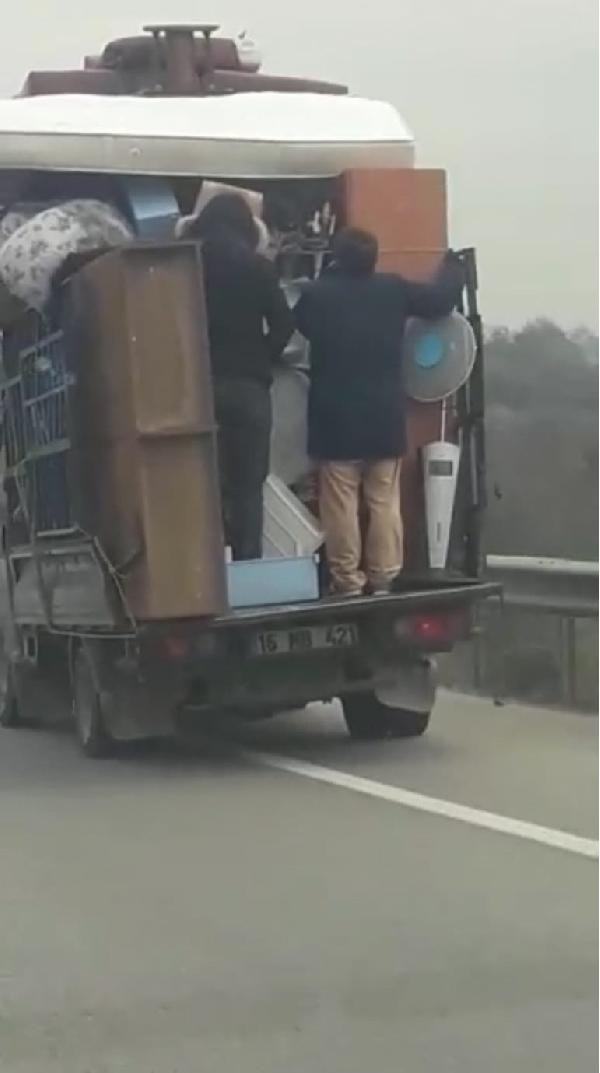 Eşya yüklü kamyonetin arkasında tehlikeli yolculuk! - Resim: 4