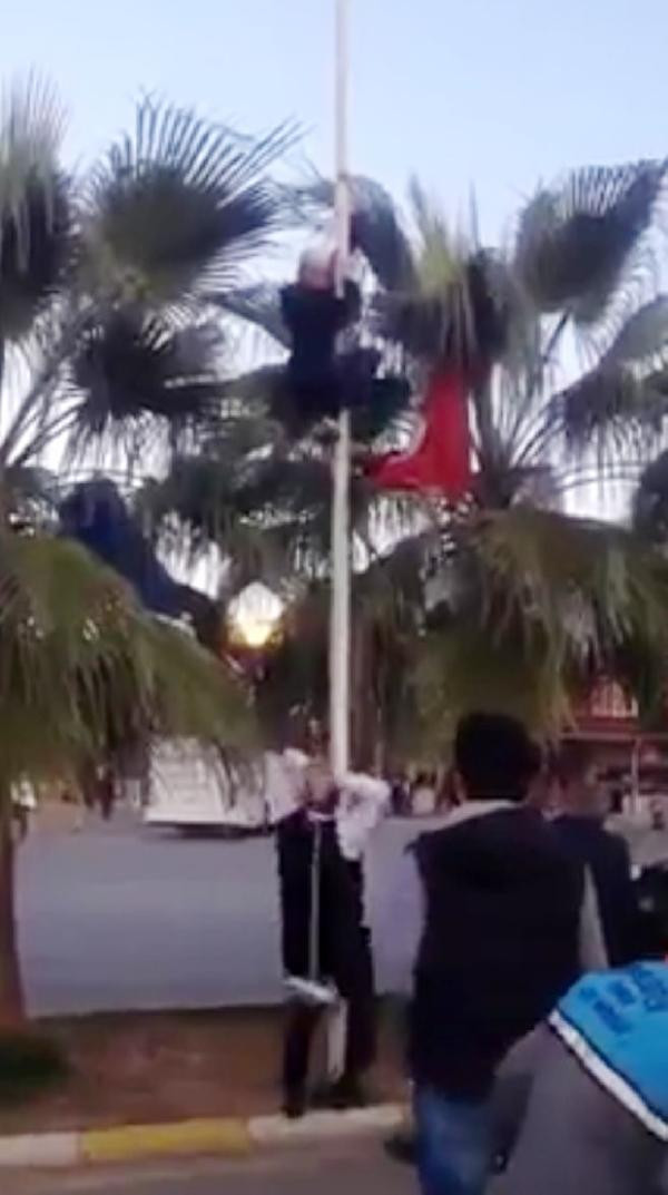 Türk Bayrağını indirmek istedi! Linçten zor kurtuldu... - Resim: 1