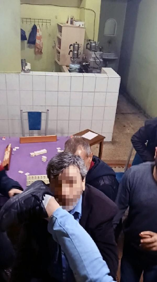 Adana'da kahvehaneye baskın! Kaçarken polisle burun buruna geldiler - Resim: 3