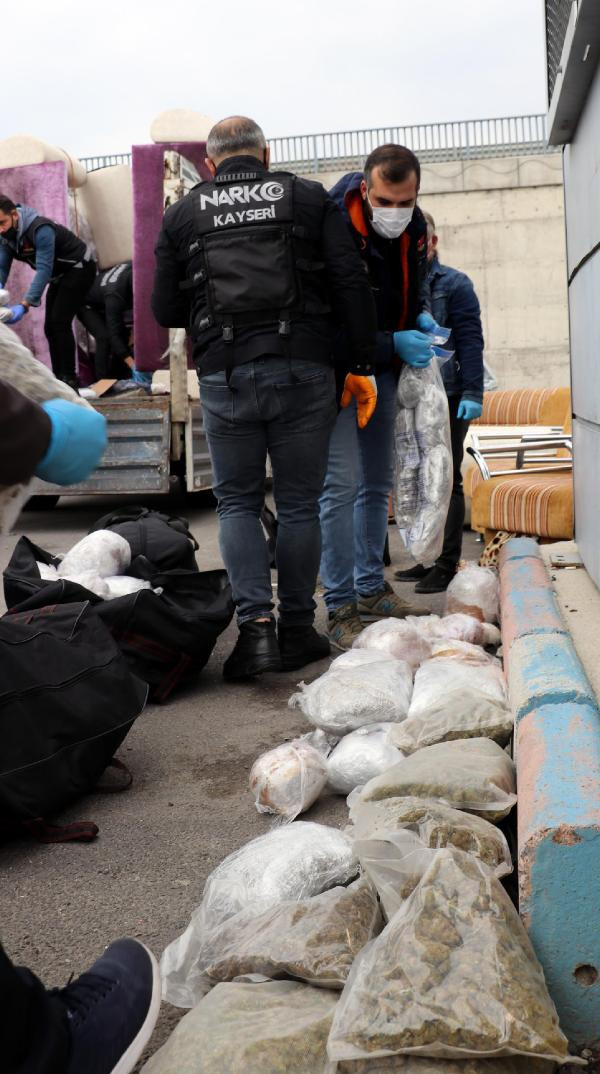 2 milyon TL değerinde! Kayseri'de eşya kamyonetinde ele geçirildi - Resim: 1