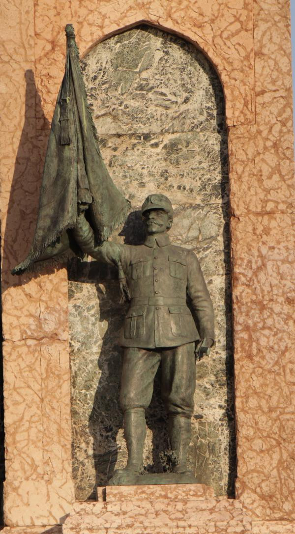 Fotoğraf çekenler fark etmiyor! Yıllar sonra Taksim Anıtı'ndaki o ayrıntı fark edildi - Resim: 0