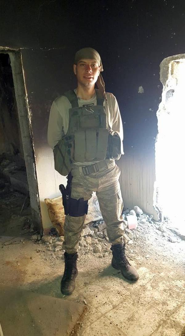 Şehit eşi tabuta sarılıp böyle yalvardı! Üniforması üstünde... - Resim: 3