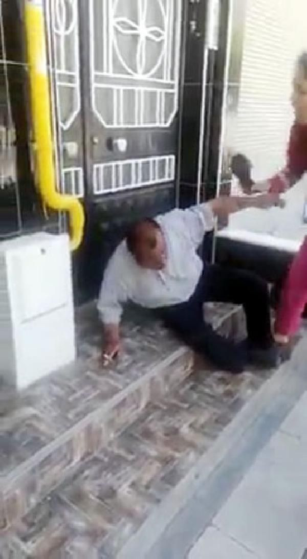 Gaziantep'te taciz şüphelisini terlikle dövüp polise teslim ettiler - Resim: 2