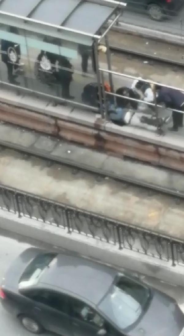Sultangazi'de korkunç olay!Tramvay beklerken kalp krizi geçiren kişi öldü - Resim: 0