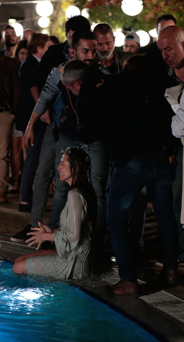 Ufak Tefek Cinayetler'de geceye damga vuran havuz sahnesinin arka planına bakın! - Resim: 4