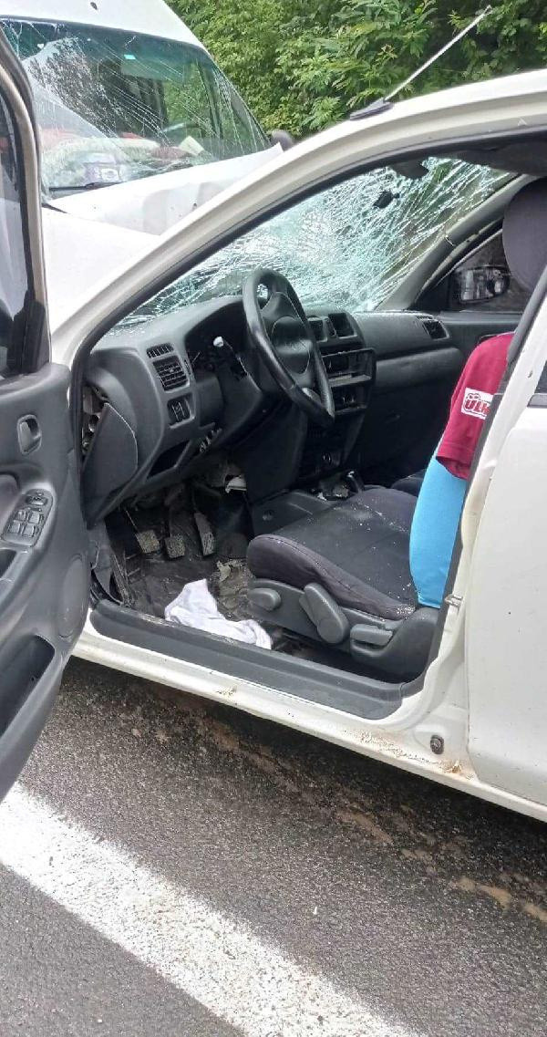 Trabzon'da minibüs ve otomobil kafa kafaya çarpıştı! Acı haber geldi - Resim: 0