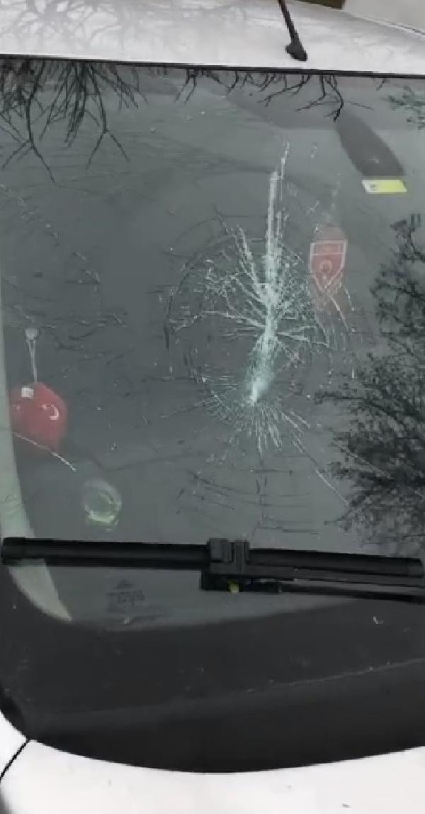 Bursa'da yaşandı! Kürekle otoparktaki araçların camlarını kıran şüpheli yakalandı - Resim: 0