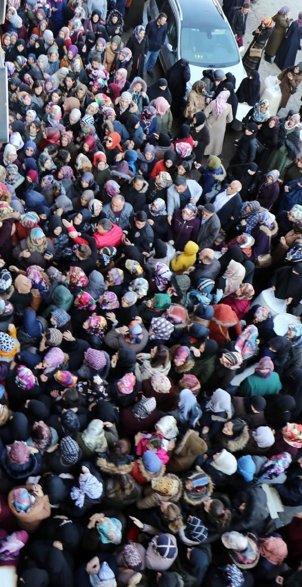 İndirim izdihamı aşırı kalabalık nedeniyle polis çağrıldı ama... - Resim: 1
