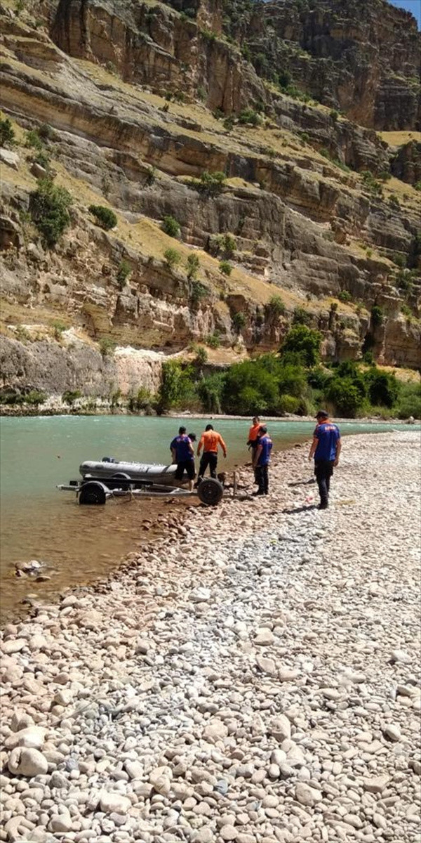 Siirt Botan Çayı'nda sular çekilince otomobil ortaya çıktı - Resim: 0