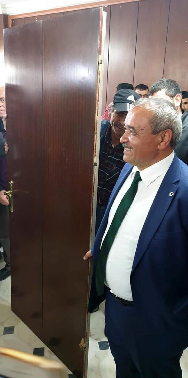İscehisar'da başkan makam odasının kapısını söktürdü - Resim: 0