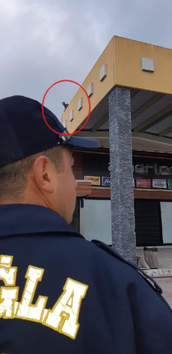 AVM terasından atladı kendini bıçakladı - Resim: 1