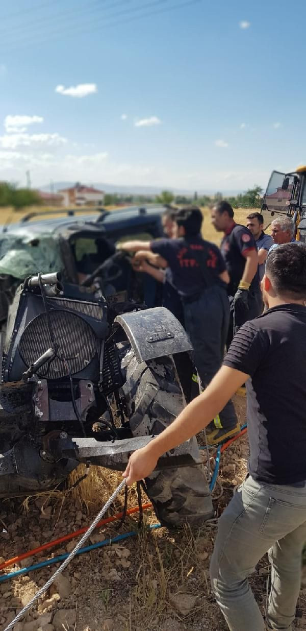 Hafif ticari araç traktörle çarpıştı: 2 ölü, 1 yaralı - Resim: 1
