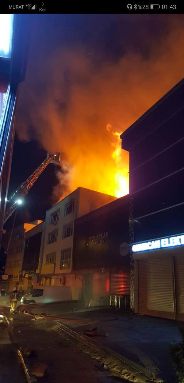 Ümraniye'de mobilya mağazası alev alev yandı - Resim: 0