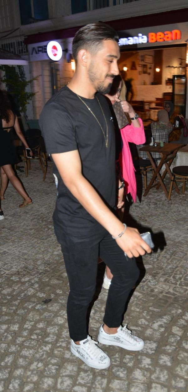 İrfan Can Kahveci'den sevgilisine gül jesti - Resim: 1