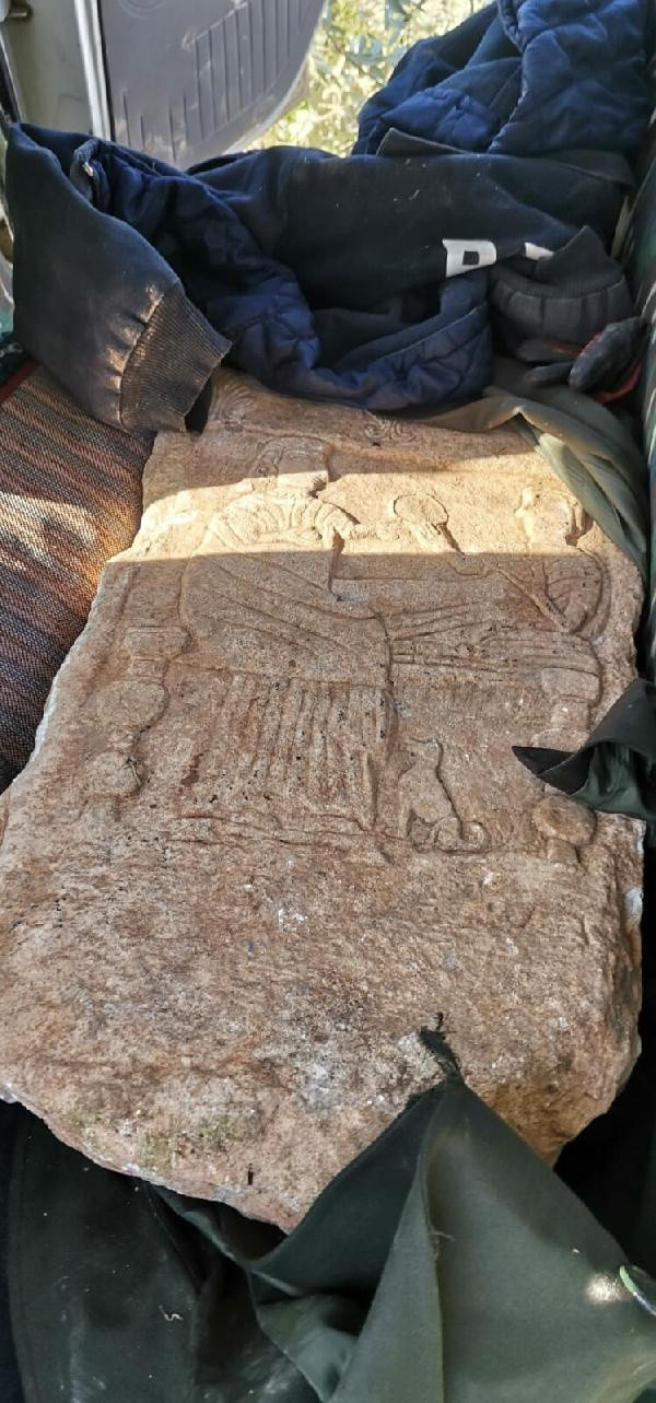 Yüzlerce yıllık! İzmir'de arama yapılan araçta ele geçirildi - Resim: 0