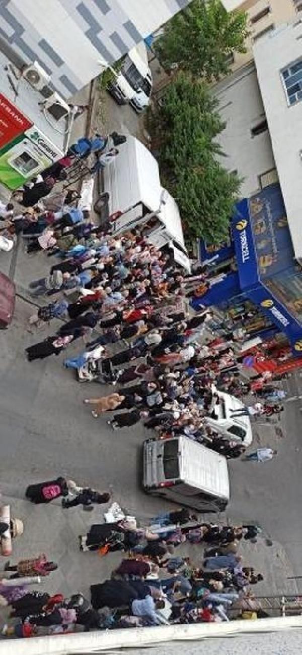 Covid-19 hızla yayılırken pes dedirten görüntü! Bağcılar'da indirimli halı izdihamı - Resim: 1