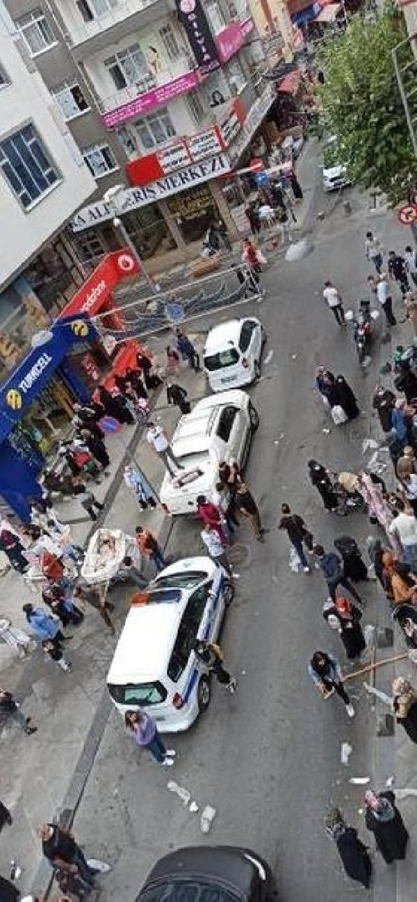 Covid-19 hızla yayılırken pes dedirten görüntü! Bağcılar'da indirimli halı izdihamı - Resim: 2