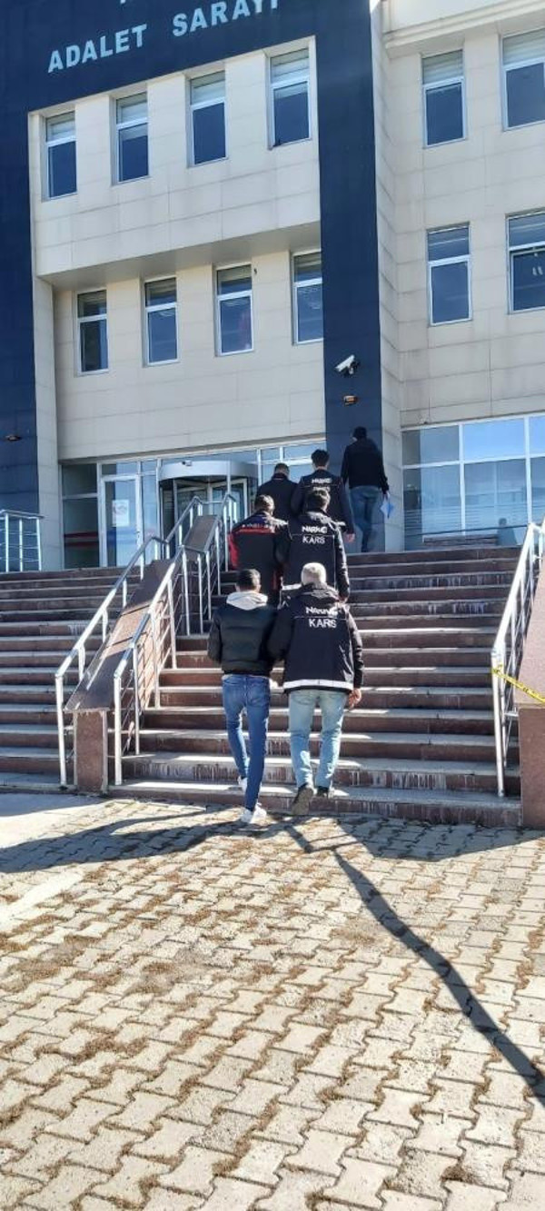 Kars'ta televizyonun içinden çıkanlar görenleri şaşkına çevirdi - Resim: 0