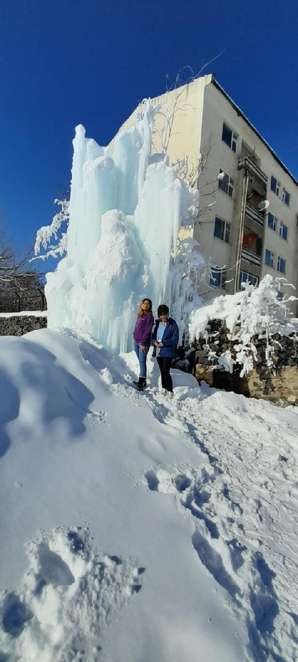 -23 derecede patlayan borudan fışkıran su buz dağı' oluşturdu - Resim: 0
