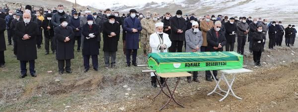 Rektörün babası öldü cenaze namazında herkese maske ve eldiven dağıtıldı - Resim: 3