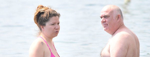 Oyuncu Güven Kıraç ile eşi denizde aşk tazelediler - Resim: 1