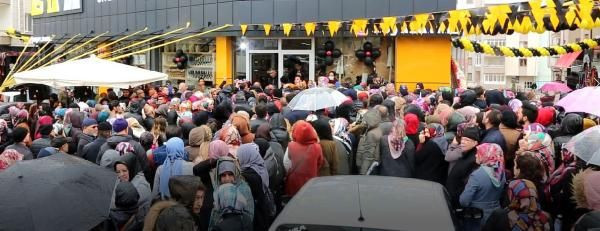 Sivas'ta koronavirüs uyarılarına rağmen mağaza açılışında izdiham dikkat çekti - Resim: 1