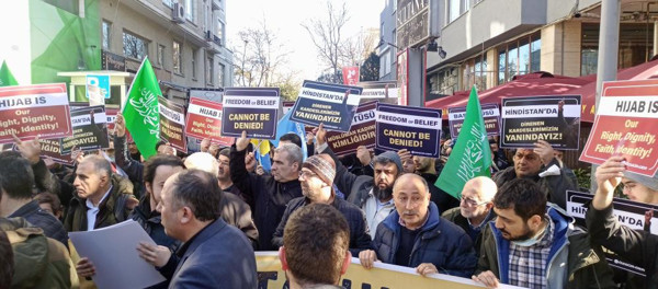 İstanbul'da başörtüsü yasağı protestosu! 28 Şubat sürecine gönderme yaptılar - Resim: 0