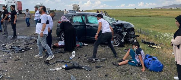 Kars'ta iki araç kafa kafaya çarpıştı hurdaya döndü! Yaralılar var - Resim: 0