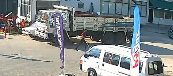 Hırsız paraları havaya saçarak kaçtı! - Resim: 1