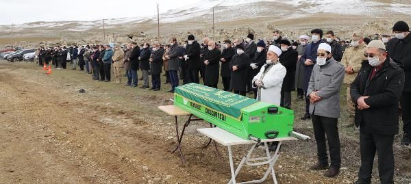 Rektörün babası öldü cenaze namazında herkese maske ve eldiven dağıtıldı - Resim: 2