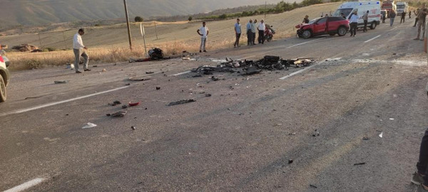 Siirt'te feci kaza! İki araç kafa kafaya çarpıştı hurdaya döndüler - Resim: 1