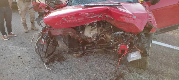 Siirt'te feci kaza! İki araç kafa kafaya çarpıştı hurdaya döndüler - Resim: 0