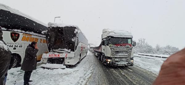 Düzce'de otoyolda 36 aracın karıştığı zincirleme kaza! İstanbul istikameti ulaşıma kapandı yaralılar var - Resim: 2