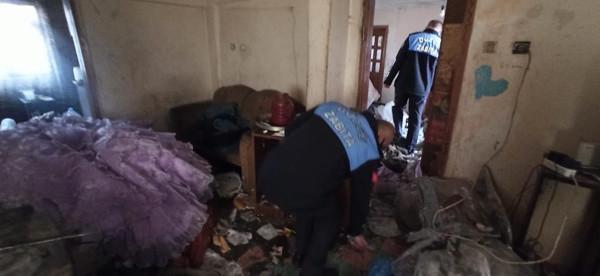 Düzce'de kötü koku gelen çöp evden dram çıktı! Eve giren ekipler şok oldu: Çöplerin içinde... - Resim: 0