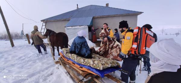 Erzurum'da sağlık ekibi, atla geldikleri köydeki hastayı kızakla götürdü - Resim: 2
