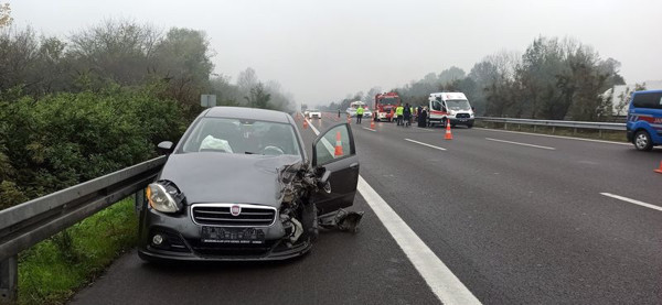Düzce'de feci kaza! Otomobiller çarpıştı araçta sıkıştılar - Resim: 0